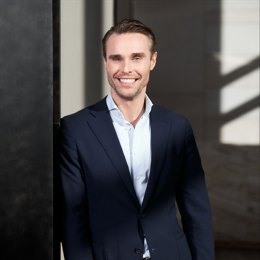 美国消费者信心连续两个月上升 但仍显低迷